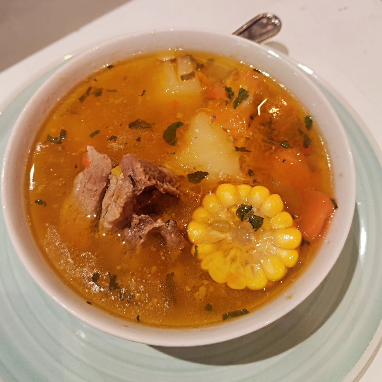 Cuenco de sopa con carne, maíz y verduras